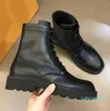 Stivali da donna stivaletti scarpe in pelle oversize da uomo Stivaletti monolitici Martin alla caviglia di ispirazione militare con plateau da combattimento fondo da donna