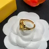 Eleganta ädla kvinnor gyllene ring med cirkel inslagna i bokstäver inbäddade i små strass mode guld och silver fingerringar