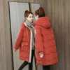 여자 다운 파카 스 여성 겨울 코트 미드 길이 면화 후드 후드 후드 따뜻한 두껍게 캐주얼 한 오버 코트 느슨한 눈이 단단한 아웃웨어 재킷 4xl 231114