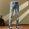 Herr jeans blå mönster lapp smal rak stretch denim byxbyxor jean för män 2023 höst mode broderi hip hop