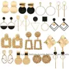 Set di orecchini vintage alla moda per le donne. Accessori per gioielli con orecchini a cerchio pendenti in metallo di grande lusso