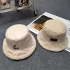 Trendy Designer Bucket Chapéu Dupla Face Luxo Caps Chapéus Mens Lambswool Caps Carta Bucket Hat Womens Mens Beanies Moda Inverno Bonnet