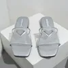 Triangle Métallique Slide Sandales Designer Diapositives Femmes Pantoufles Lettre Chunky Talons Dames Plage Sandale Fête De Mariage Pantoufle Mode Chaussures À Talons Bas