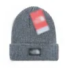 Vinterhatt lyxdesigner beanie män stickad skalle cap klassisk bokstav fast färg ull motorhuv för kvinnor mens enkel svart vit grå