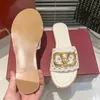 2023 Mulheres Coach Marca Chinelos Moda Praia Chinelos Designer Sandálias Mulheres Preto Branco Prata Couro Flat Chinelos de Alta Qualidade Tamanho 35-41