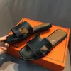 2022 Designers chinelos de designers Sandálias clássicas sapatos de couro genuíno linear lascas de salto lapidado de praia com pó de pó tamanho 34-43 011