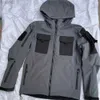 Chaquetas para hombre Chaquetas tácticas de piel de tiburón para hombre, chaqueta militar suave impermeable a prueba de viento con capucha, uniformes funcionales para exteriores, múltiples bolsillos ZLN231114