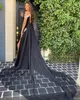 Black Prom Dress 2K24 Chiffon Cape Crepe Fitted Miss Pageant Winter Formell Evening Cocktail Party Hoco Gala Gown Mor till brud bröllop Gäst Black-Tie High Slite