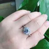 Bröllopsringar Klassiska lyxiga bländande kristallbelagda runt Zirconia violetta färgglada förlovningsring smycken gåvor för kvinnor