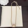 Gioielli da donna lussuosi e affascinanti Collana estesa in oro con lettere di diamanti Ciondolo con borsa in resina rosa Collana da donna dal design versatile alla moda e splendida