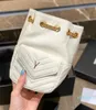 2023 Women crossbody väskor designer mini quiltade fårskinn hink väska svart vit beige högkvalitativ guld hårdvara mode damer korsbod