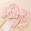 Kledingsets Nieuwe babypyjama herfst flanel warm kinder thuisservice set tweedelige jongens effen kleur pluche pyjama 231114