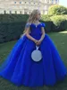 Девушка платья темно -синим цветочным принцессой от плеча пухлый
