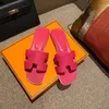 2023 Sandales Fashion Sandals 정품 가죽 여성 슬리퍼 여름 고급 플랫 슬라이드 숙녀 비치 샌들 파티 웨딩 h 오란 슬리퍼 크기 35-43
