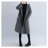 Kvinnors ullblandningar Plaid Trench Woolen Coat för kvinnor Vinter Löst rockar med en huva modet tjockare varm casual knapp överdimensionerade jackor 231113