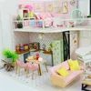 Doll House Accessories Diy Creative Assembly trägockor Cabin Model Birthday Present Anna's Pink Melody House med dammskydd. 231114