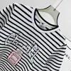 Kadın Örgü Tees Tasarımcı Yaş Moda Markası Azaltma 2023 Yaz Yeni Nakış Parfüm Şişesi Siyah ve Beyaz Şerit Kısa Kollu T-Shirt Üstü Kadın Hlj3