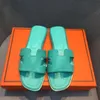 2022 Zapatillas de diseñador Sandalias clásicas Zapatos de moda de cuero genuino Zapatilla de mujer Playa Chanclas de tacón plano con bolsa para el polvo tamaño 34-43 012