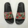 Lyxig platt mule tofflor kvinnor män sommar glider designer utomhus kvinnliga sandaler klassiska gummi skor