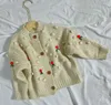 Ställer in barnkläderflickor Cherry Sweater Wool Ball Cardigan Sticked Jacket 231114