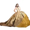 2023 Sparkly Gold Princess Quinceanera klänningar Applices Pärlor Tiered Sweetheart 16 Sweet Party Clows Pageant Gown Löstagbar tågklänning