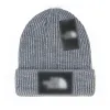 Vinterhatt lyxdesigner beanie män stickad skalle cap klassisk bokstav fast färg ull motorhuv för kvinnor mens enkel svart vit grå