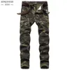 Men s jeans mode militär kamouflage manlig smal trend hip hop rak armé grön ficklast denim ungdomsmärke byxor 231113