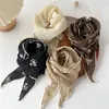 Bufandas Pequeña bufanda de algodón Mujeres Primavera Verano Wrap Head Lace Costura Triángulo Mantón Cuello Babero fino