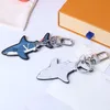 Keychains Luxury Designer Fashion Keychain Sliver Keys Buckle Blue äkta läder Shark Pendant Mens Womens Bags Ornaments