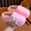 Slipper Kinder warme Baumwolle Hausschuhe Winter PU Cartoon Kinder Hausschuhe Mädchen Baby Eltern-Kind-Schuhe Zuhause drinnen Schuhe Junge Schlafzimmer ShoeL231114