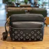 Kvinnsdesigner handväska trio utomhussport Luxurys handväska axelväska M30830 M69443 Kvinnliga man stor crossbody läder tote högkvalitativa svarta vita kopplingspåsar