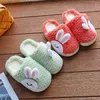 Slipper Winter Children's Warm Cotton Slipers pojkar inomhus söta flip flops flickor kanin sammet icke-halkskor barn trägolvskor231114