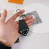 Дизайнерская кожаная клавиша P Mens Black Key Chain Женские аксессуары автомобильные брелки с канципом и кольцом