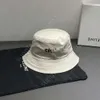 Celiene CEL Beanie Hoed van topkwaliteit Luxe Designer Familie Netto Rode Kleur Artefact Zonnebrandcrème Hoed Kleine Rand Vissershoed Dames Zonnescherm Emmerhoed Kleine Wastafelhoed