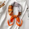 Дизайнерские буквы печатать цветочный шелковый шарф Шарф для женщин для женщин с длинной ручкой с длинной ручкой шарфы парижской плеч с багажкой лентой ленты обертывание 70 см.