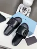 Designer-Slipper aus weich gepolstertem Nappa-Mulers, halbe Hausschuhe, Leder-Sabots, Breakf-Pump-Loafer, emailliertes Metall-Dreieck, Gummisohle, modisch