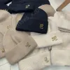 Loewee beanie designer hatt toppkvalitet vårens höst och vinter ull hatt kvinnors nya fast färg pott hatt röd mångsidig solskydd show ansikte liten stickad hatt