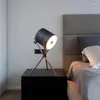 Lampes de table nordique créatif lampe à LED moderne Simple Foyer chambre chevet noyer bois trépied debout lumière décor à la maison en cuir