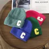 Вязаная шапка Вязаная шапка с вышивкой буквой Студенческая пара колледжа C Уличная теплая и холодостойкая шерстяная шапка