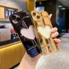 Novas lindas capas de telefone celular com lanterna oca amor galvanizada adequadas para iPhone 15 Pro Max Luxo e estereoscópico Apple 14 Furo de precisão