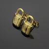 Modemärke V-formad lås charm för män kvinnor romantiska par charmig titan stål designer örhängen guld lyxig och iögonfallande