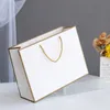 パッケージペーパー100pcsカスタムギフトパッキングバッグパーソナライズビジネスショッピング服パッケージKraft Bags Party Wedding Supplier 230414