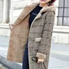 Femmes en cuir Faux automne hiver manteau de laine femmes Plaid mouton cisaillement fourrure mi longs manteaux Plus velours épais à capuche chaud dame 231113