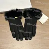 Designer handskar höst vinterhandskar varm plysch vindtät svart och rosa fem finger mittens mocka bokstäver märke handskar