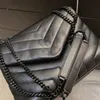 axelväska för kvinnor svart designer crossbody väskor med dragkedja fast färg unika design metall bokstäver dekor kuvertväska quiltad sömning xb019 e23