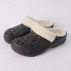 Gratis fraktdesigner Croc med pälssandaler Sandaler Slide klackar plattform för svarta vita män Kvinnor Klassiker Sandal Slide Pantoufle Mens Slippers Sandles