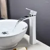 Zlew łazienki Basen Black Bronze Brass Faucet Waterfall Pojedynczy otwór zimny i wodny kran Mikser