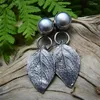 Dingle örhängen vintage rund inlagd gråaktiga blå stenar gamla silverfärg metall snidning blad för kvinnor