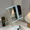 Spiegels Compacte spiegels Driebladige make-upspiegel LED-verlichting Dorm Dressing Mirror Beauty Verlicht uw invullicht met Smart Complementary Mak