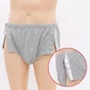 Les slips adhésifs entièrement ouverts des deux côtés sont faciles à mettre et à enlever dans le lit pour un sous-vêtement pour homme.